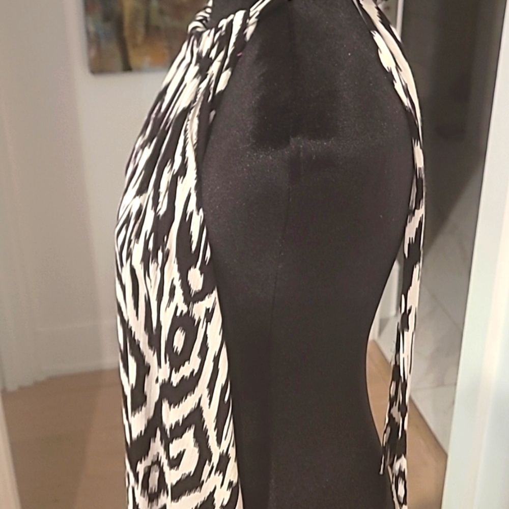 Black and white halter maxi-dress - Picture 3 of 5